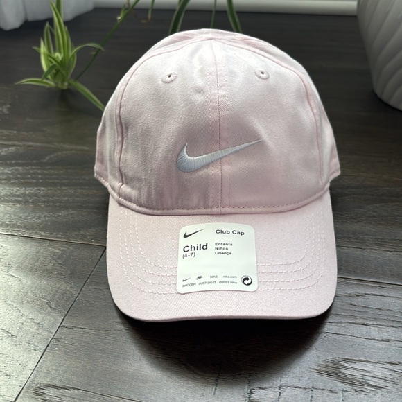 Nike Club Cap Nike Seoosh embroidered logo,velcro back,6 vent panel, summer sun - Picture 1 of 10